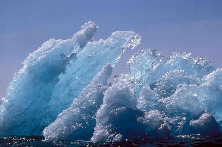 ice-berg-or-floating-ice-scenics_w725_h481